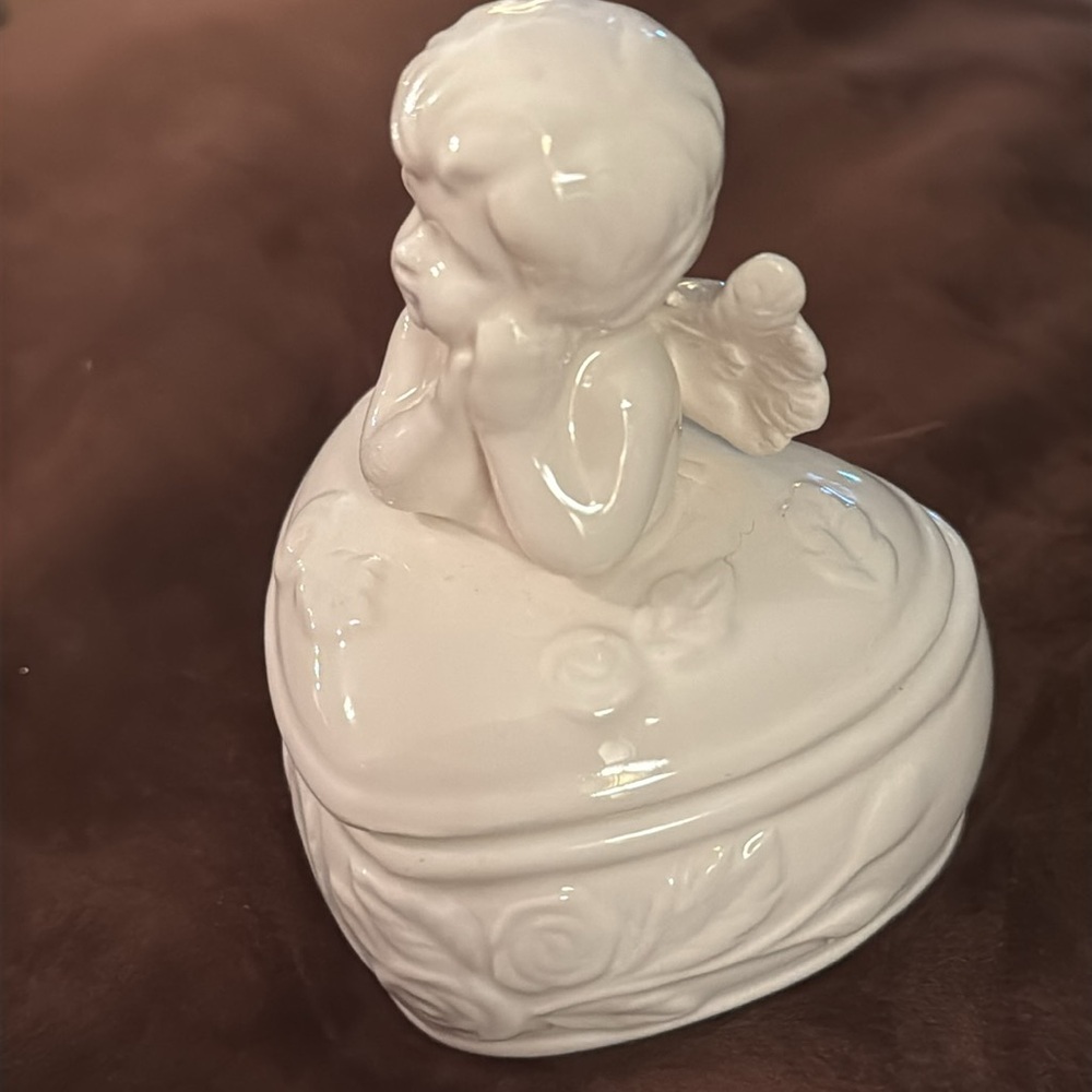 Porcelain Ivory Cherub Trinket Heart Box - Picture 2 of 6